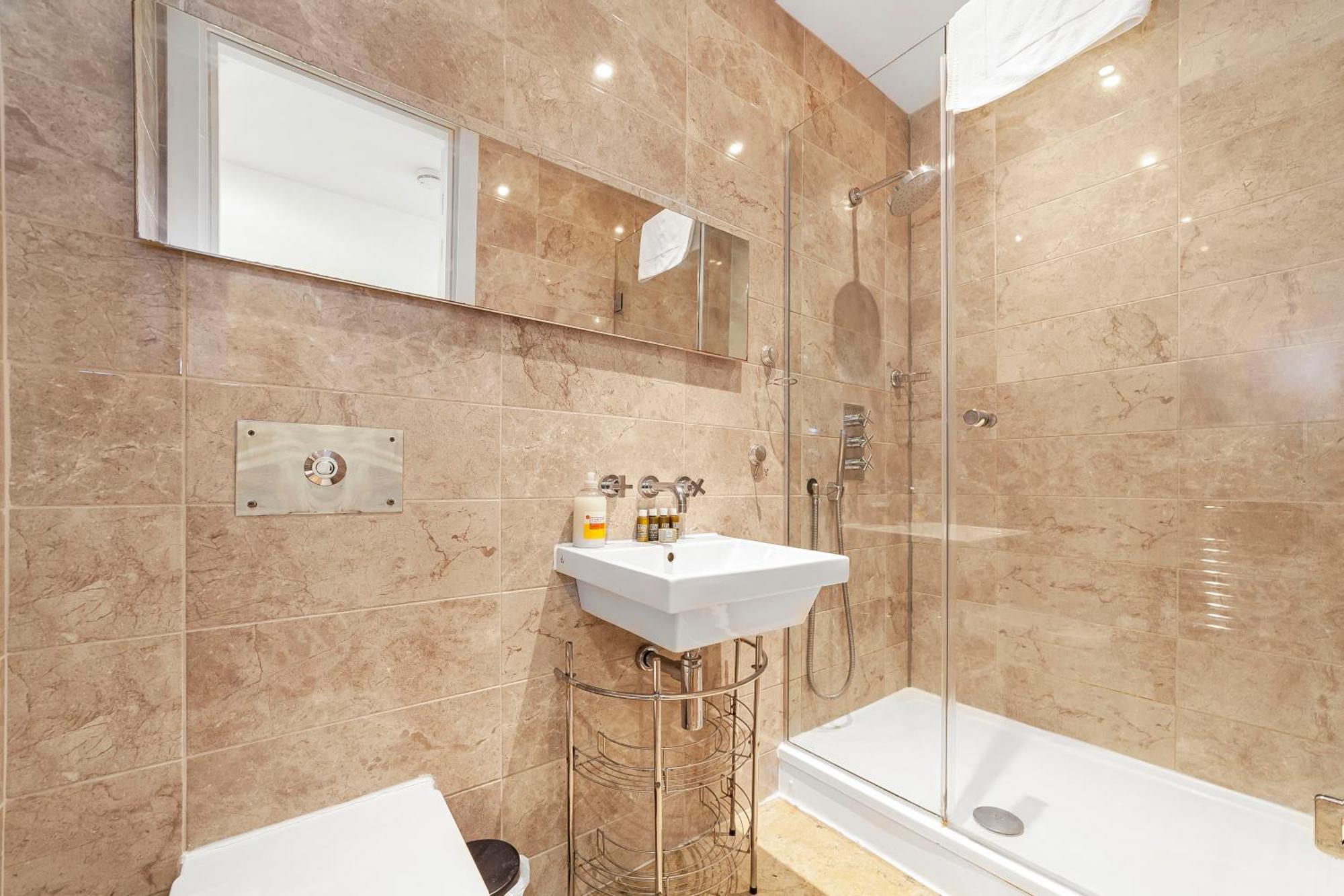 Deluxe Holborn Two Bedroom Apartment London Bagian luar foto